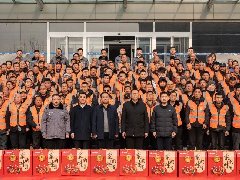 情系農(nóng)民工 蛇年送祝?！A兆控股為優(yōu)秀農(nóng)民工發(fā)放春節(jié)禮品